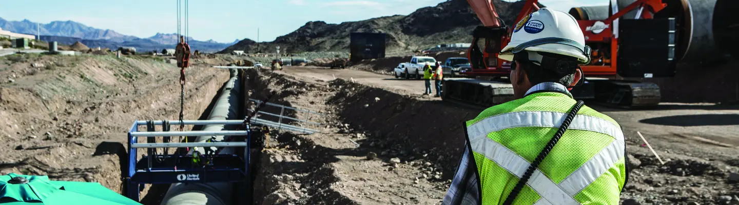 ingénieur de tranchée sur le chantier d’excavation