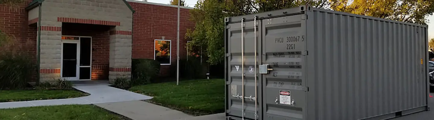 Conteneur de stockage devant un bâtiment