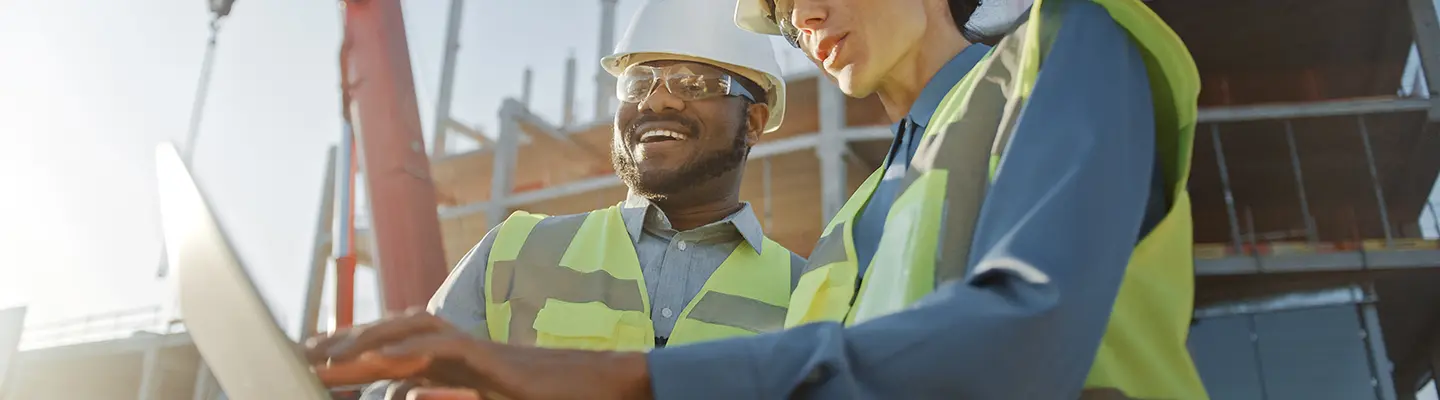 Deux travailleurs sur un chantier