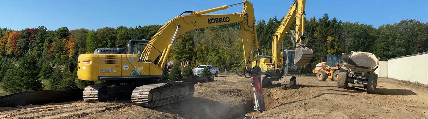 Excavatrice creusant une tranchée