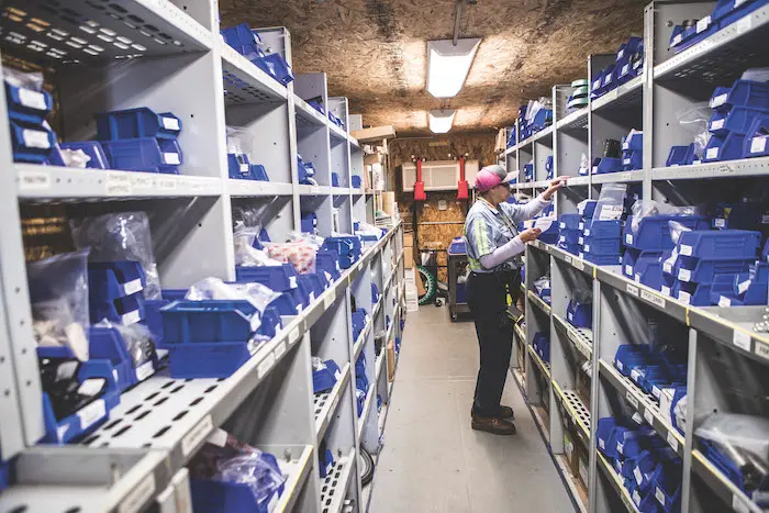 travailleur dans une salle d’entreposage d’outils