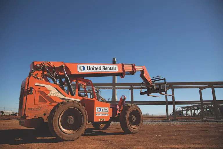 chariot élévateur à fourche et portée verticale sur un chantier
