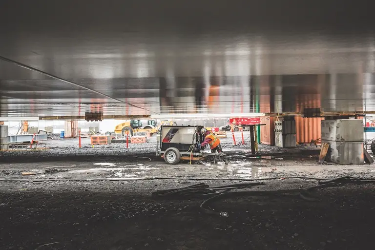 homme devant une génératrice sur un chantier
