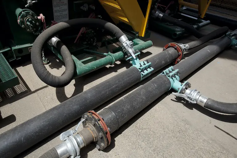 Conduits et tuyaux sur le sol