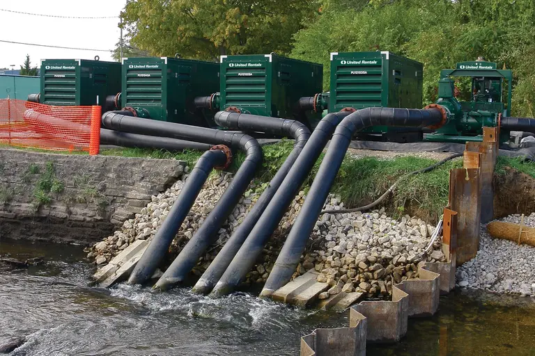 Solutions en matière de fluides - Pompes au bord d’un ruisseau