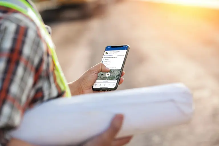 homme utilisant l’application mobile
