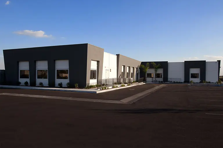 Conteneurs de stockage et bureaux mobiles pour l’école AOF