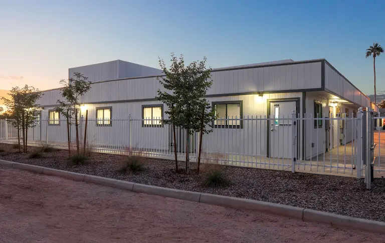 Conteneurs de stockage et bureaux mobiles pour l’école L.I.F.E.