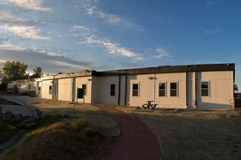 Conteneurs de stockage et bureaux mobiles pour école modulaire (8 modules)