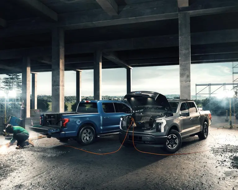 deux camions Ford électriques sur un chantier
