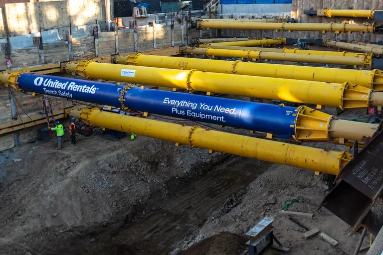 Étais hydrauliques installés sur un chantier