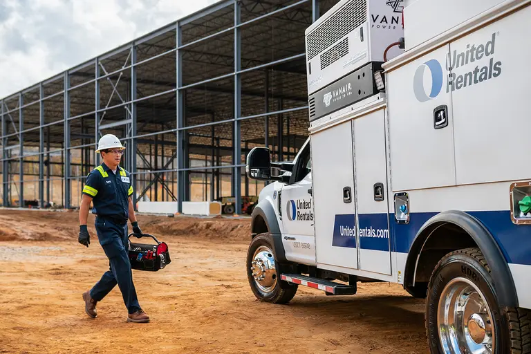 Employé CES sur un chantier