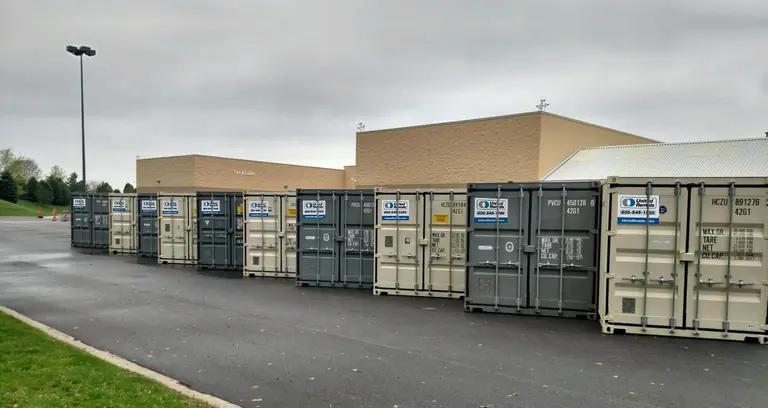 Conteneurs de stockage à l’extérieur d’un Walmart
