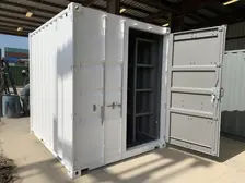conteneur d’expédition blanc avec une porte ouverte
