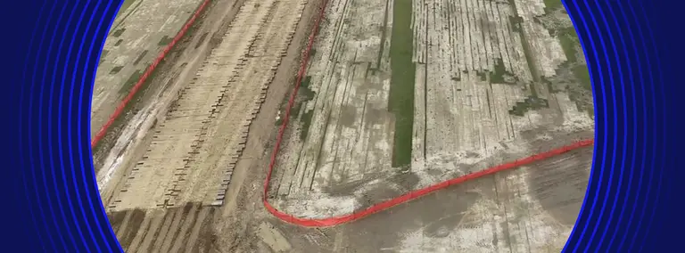 Tapis en bois sur un site de chantier boueux