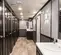 Photo de l’intérieur de la remorque de toilettes ROS à 6 stations