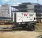 Génératrice remorquable Wacker Neuson de 38 kW blanche stationnée sur un chantier de construction commercial