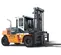 Vue latérale d’un chariot élévateur d’entrepôt Doosan orange et blanc avec mât de levage noir, fourches noires et pneus pneumatiques.