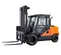 Vue latérale d’un chariot élévateur d’entrepôt Doosan orange et noir avec cabine fermée et fourches déployées.