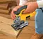 Scie sauteuse DEWALT jaune, grise et noire, électrique