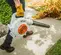 Souffleuse portative STIHL grise, orange et noir, essence