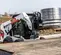 Chargeuse à direction à glissement BOBCAT blanche, noire et orange 770 à 860 kg