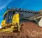 Bouteur John Deere jaune à faible pression au sol déplaçant de la terre sur une pente