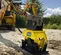 Compacteur à plaque vibratoire pour pelle rétrocaveuse Epiroc jaune et noir