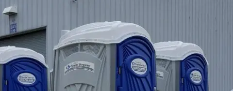 Toilettes portatives bleues succursale UR