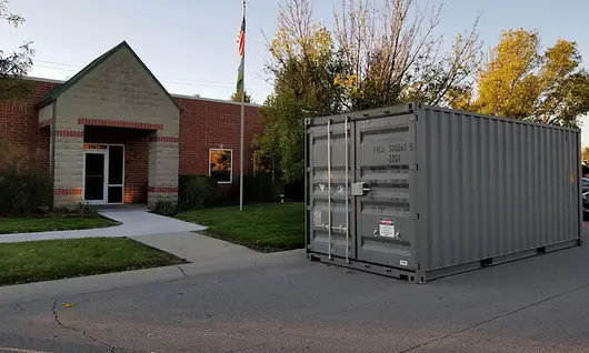 Conteneur de stockage devant un bâtiment