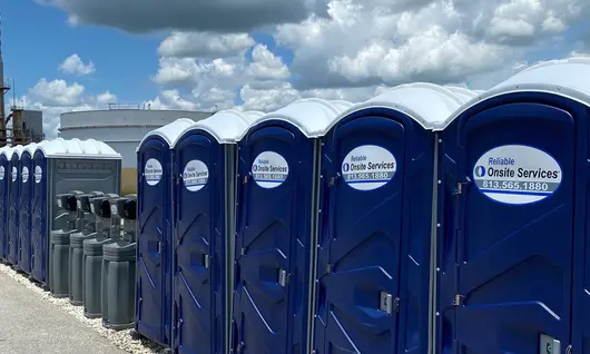 Rangée de toilettes portatives