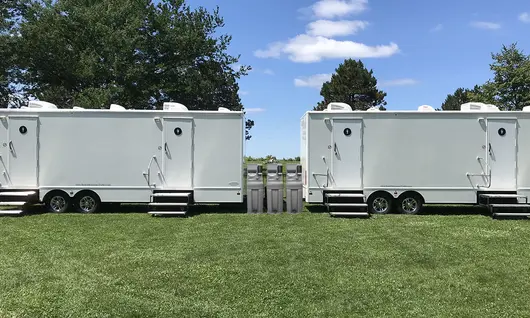 Remorques de toilettes avec postes de lavage des mains