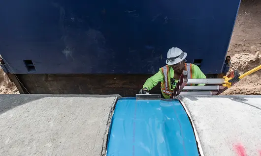 Travailleur dans une tranchée portant un EPP