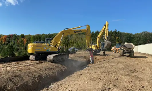 Excavatrice creusant une tranchée
