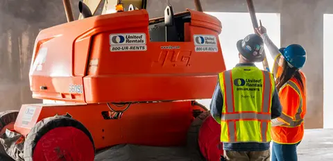 Nacelle élévatrice United Rentals avec des personnes
