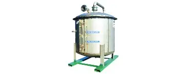 réservoir cylindrique argenté sur poteaux verts
