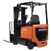 Vue arrière en angle d’un chariot élévateur d’entrepôt Doosan orange et noir avec mât noir, fourches et cabine ouverte.