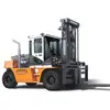 Vue latérale d’un chariot élévateur d’entrepôt Doosan orange et blanc avec mât de levage noir, fourches noires et pneus pneumatiques.