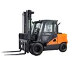 Vue latérale d’un chariot élévateur d’entrepôt Doosan orange et noir avec cabine fermée et fourches déployées.