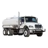 Camion-citerne Freightliner blanc
