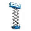 Vue avant en angle d’une plateforme élévatrice à ciseaux Genie bleue déployée avec barre de retenue.
