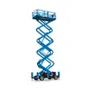 Vue latérale d’une plateforme élévatrice à ciseaux Genie bleue déployée avec barre de retenue.