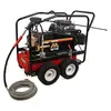 Laveuse à pression Mi-T-M 345 bar noire et rouge utilisée pour laver une pièce de machinerie lourde