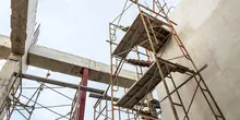 Échafaudage installé près d’un bâtiment 