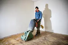 Homme utilisant une ponceuse