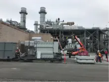 équipement de construction et groupes électrogènes à l’extérieur d’une centrale électrique