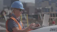 Travailleur avec un ordinateur portable sur un chantier