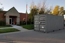Conteneur de stockage devant un bâtiment