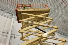 Plateforme élévatrice à l’intérieur d’un entrepôt 