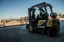 Travailleur sur un chariot élévateur
